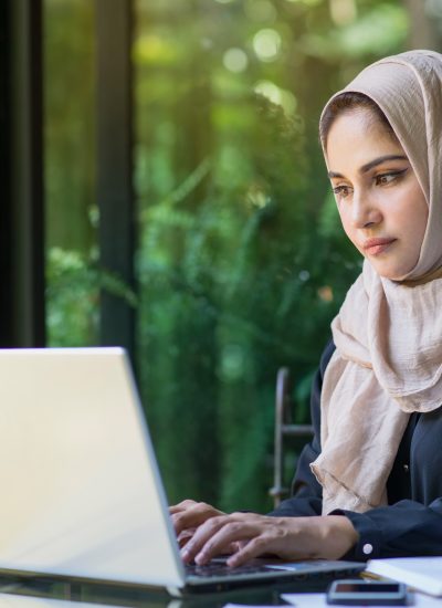 reelancer female starting her online business on her laptop
